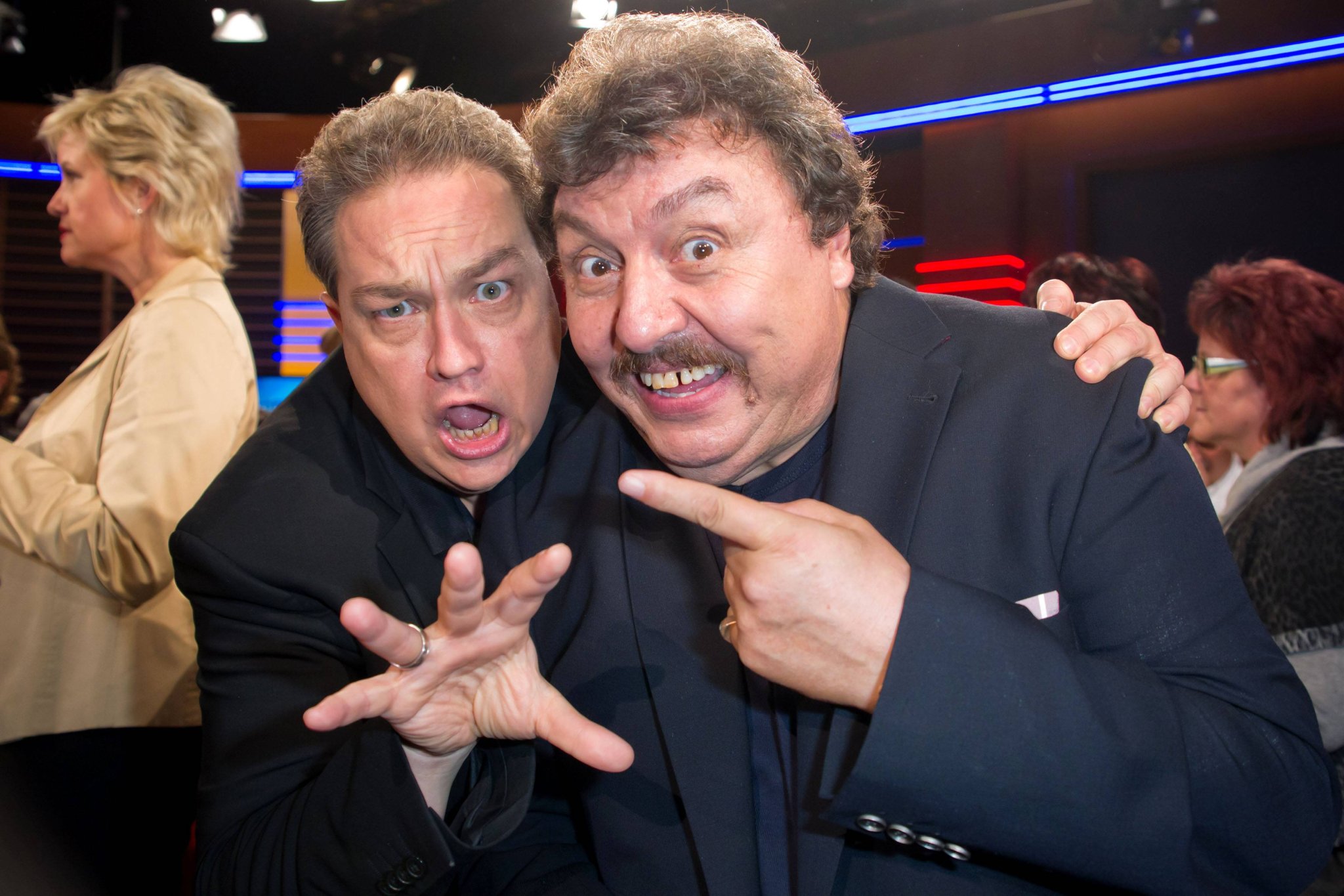 Oliver Kalkofe und Achim Mentzel nebeneinander in der MDR-Talkshow Riverboat
