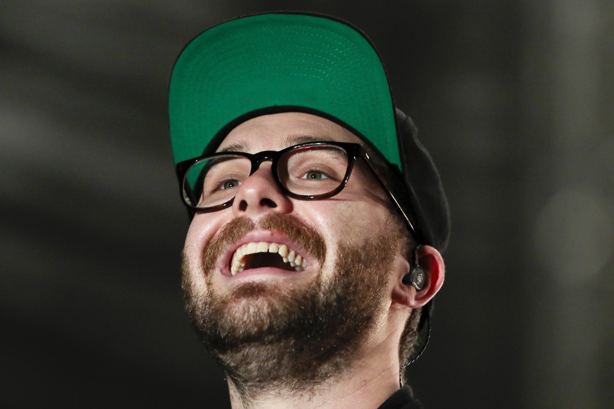 Mark Forster mit Baseballcap bei einem Konzert