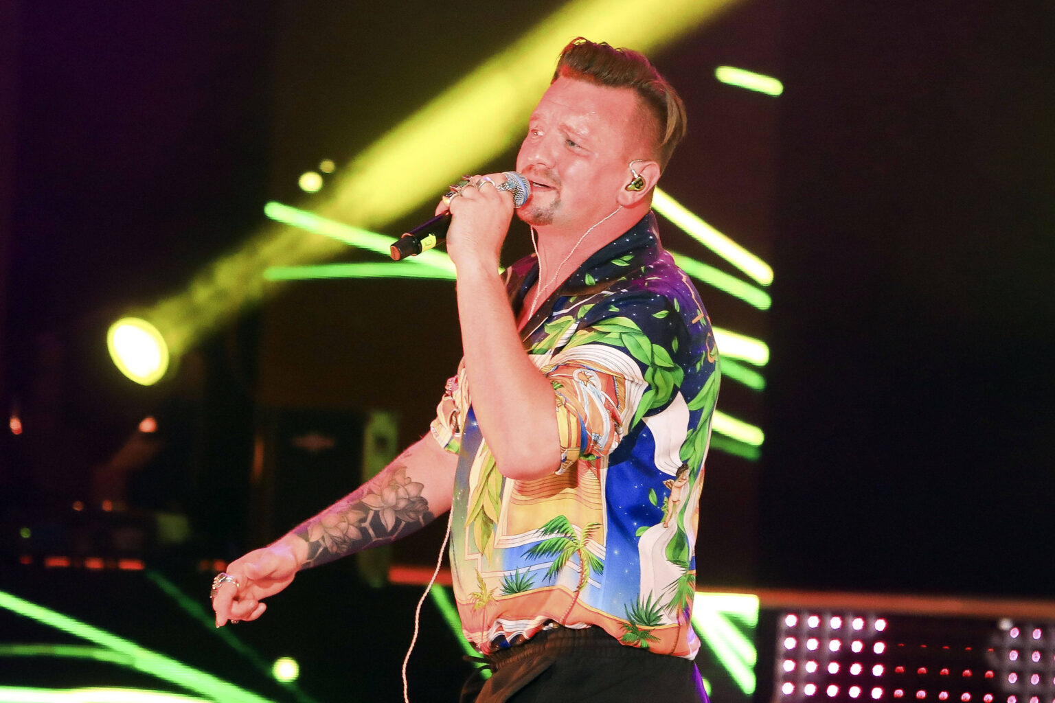 Ben Zucker singt mit Mikrofon bei einem Open-Air-Konzert auf der Bühne