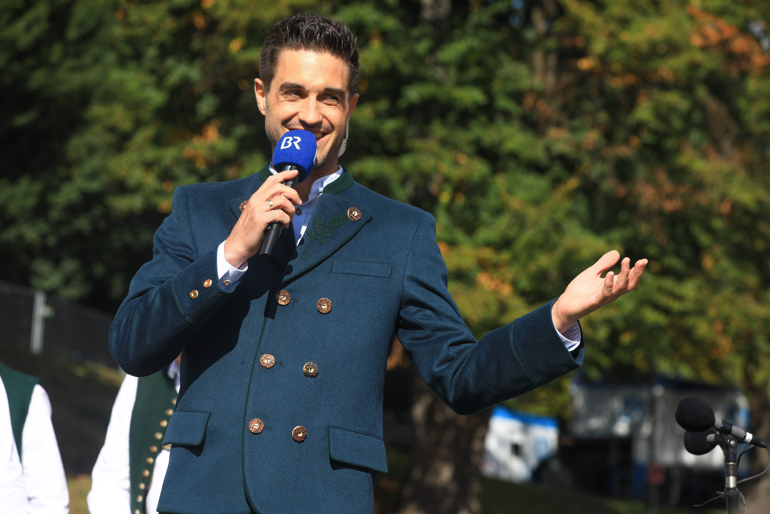 Moderator Dominik Glöbl auf der Bühne beim Wiesn Platzkonzert