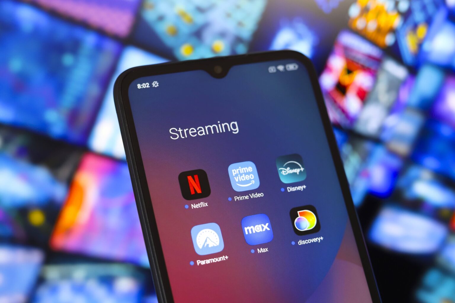 Streaming-Apps von Amazon Prime Video, Netflix, Disney+ und Paramount+ auf dem Bildschirm eines Smartphones