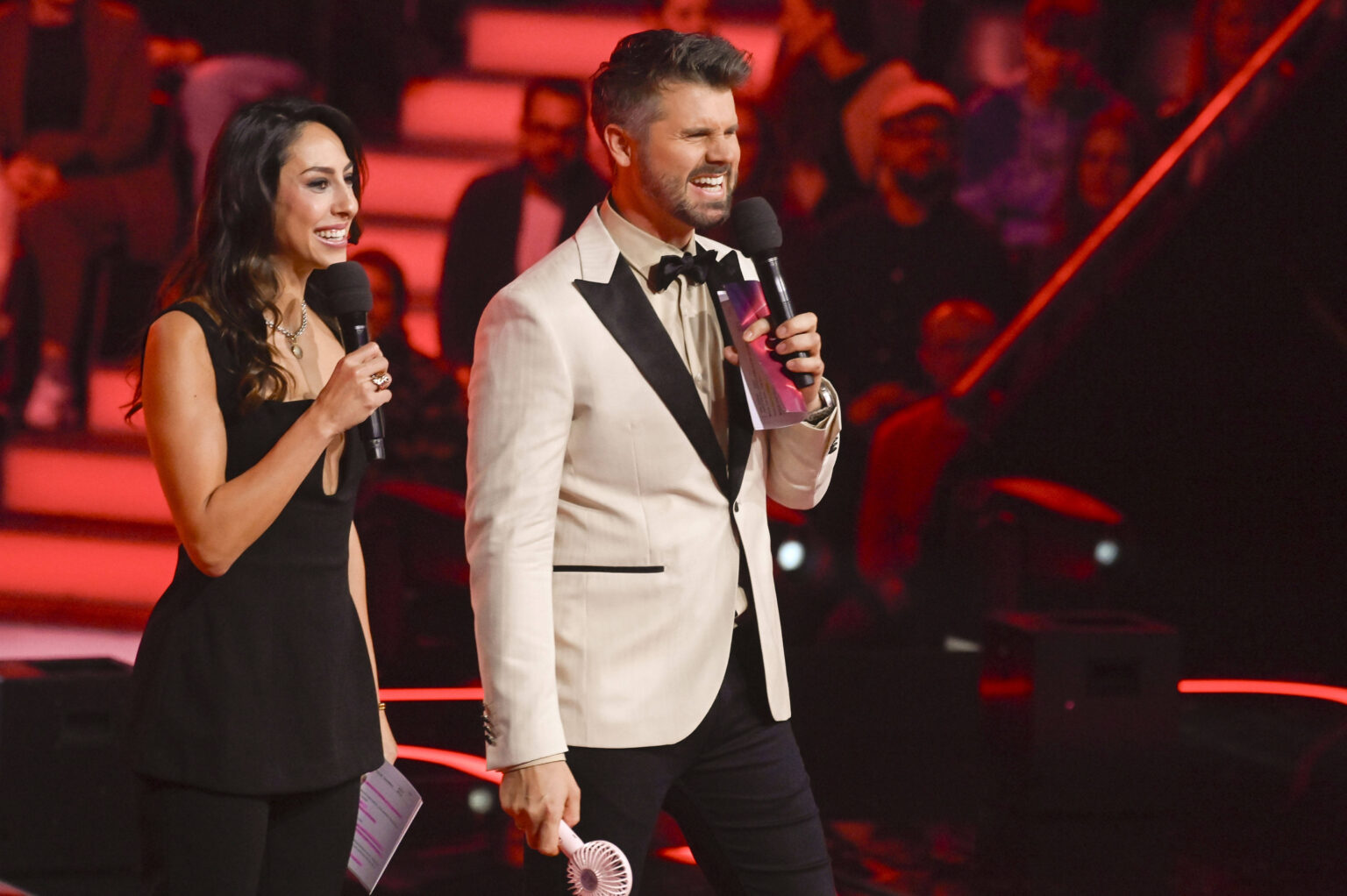 Melissa Khalaj und Thore Schölermann auf der Bühne von The Voice of Germany
