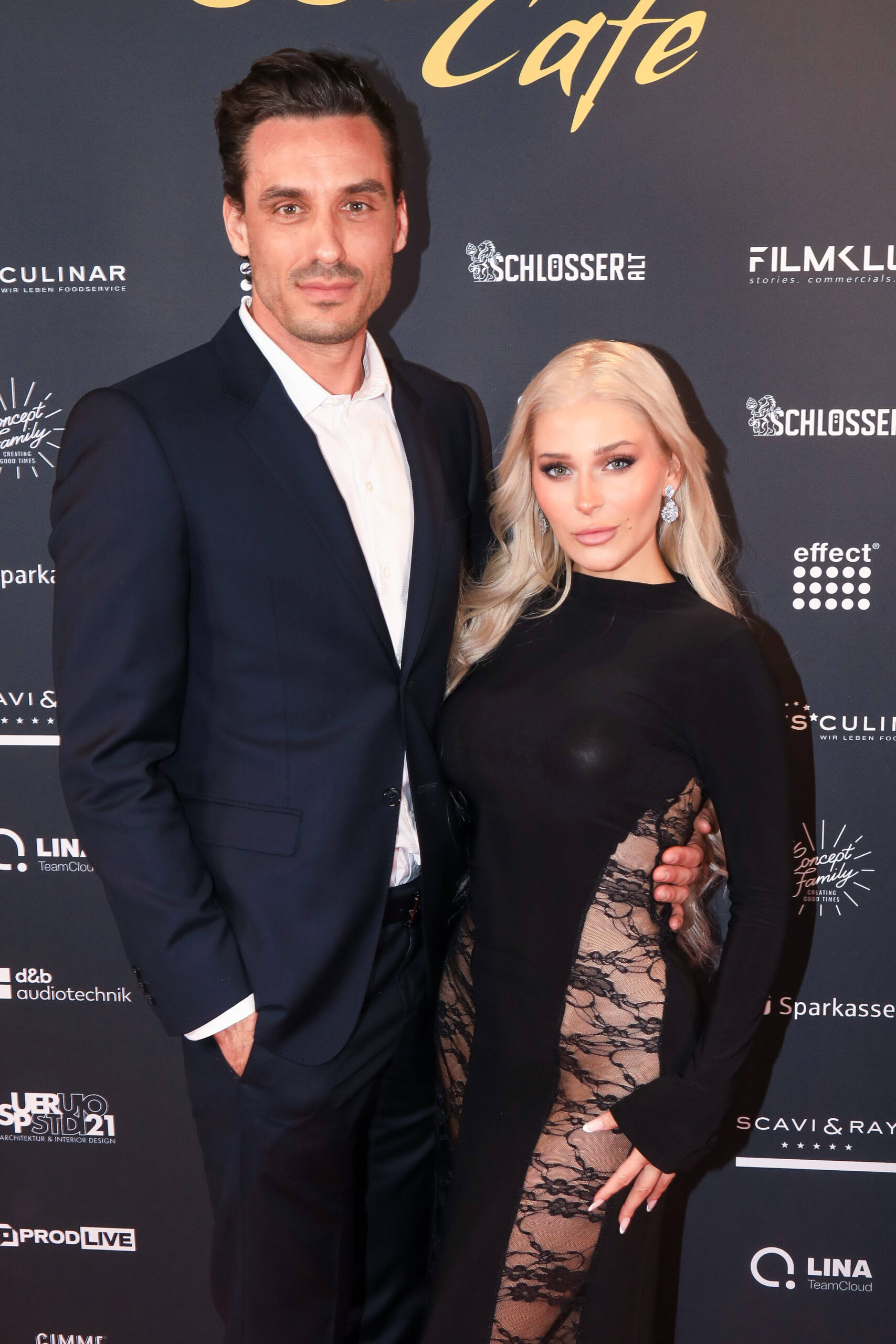 Marie Reim mit ihrem Partner Raphael Wolf bei der Eröffnung des Schlager Cafés in Düsseldorf