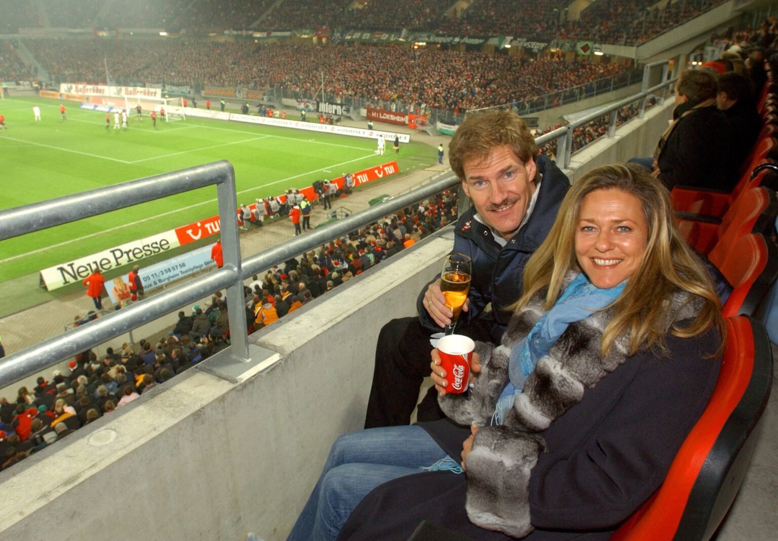 Carsten Maschmeyer mit seiner damaligen Ehefrau Bettina Maschmeyer bei einem Heimspiel von Hannover 96 in der AWD-Arena