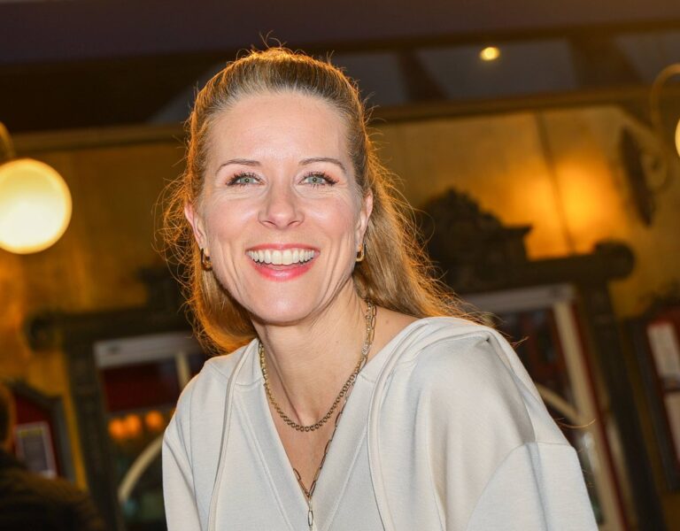 WDR-Moderatorin Miriam Lange lächelt bei einem Premierenabend in Düsseldorf in die Kamera