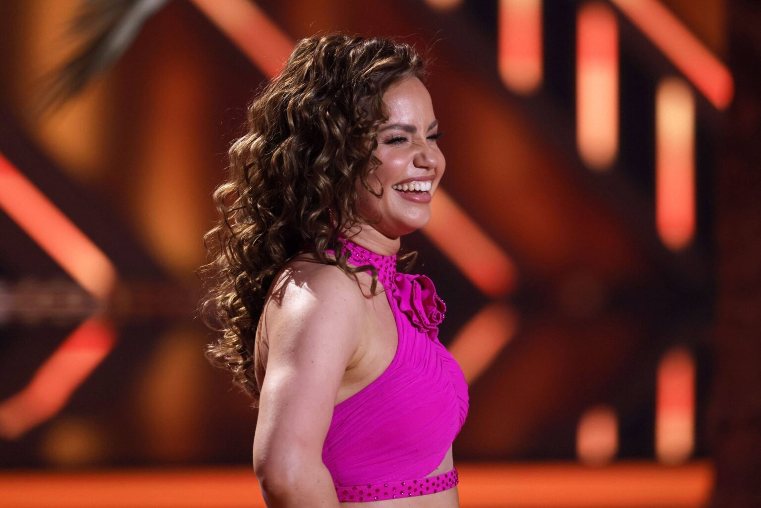 Profitänzerin Christina Hänni lächelt bei „Let's Dance" in die Kamera