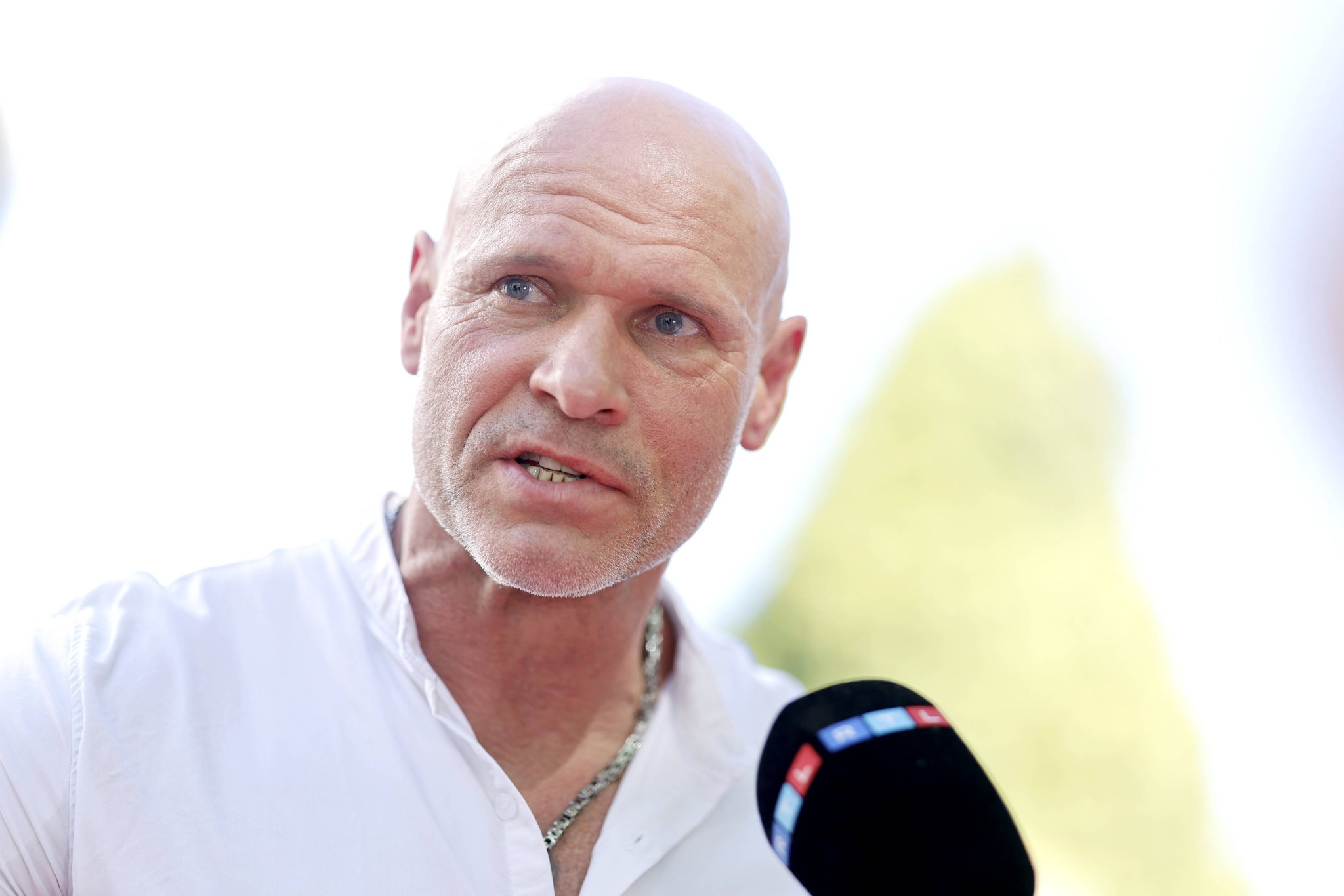 Thorsten Legat im Anzug beim BILD Renntag in Gelsenkirchen