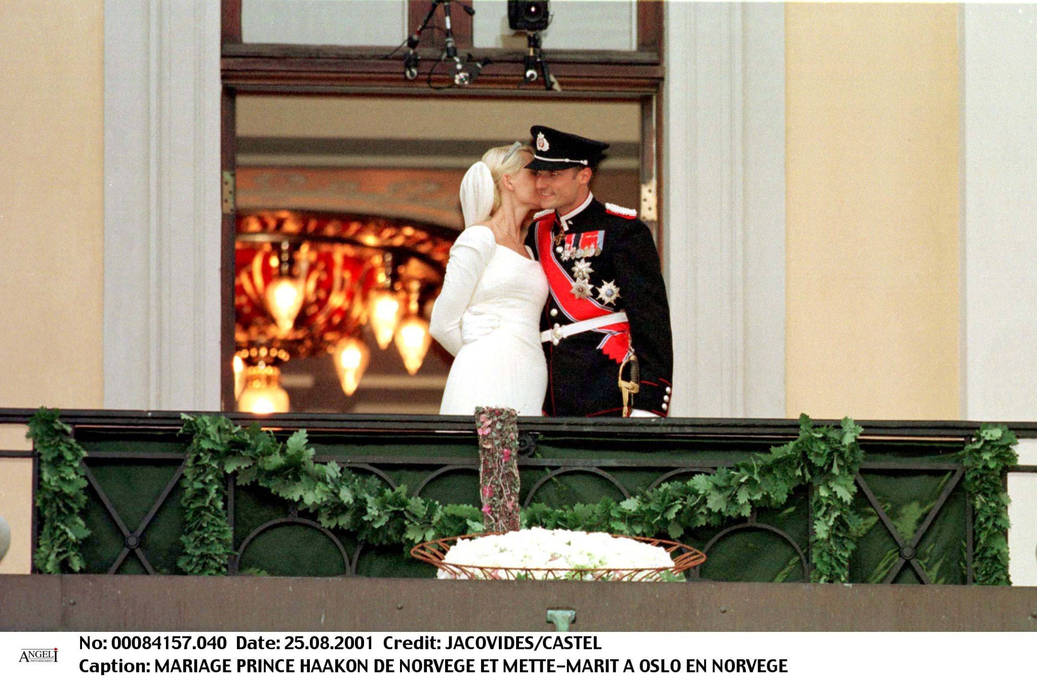 Kronprinz Haakon und Mette-Marit küssen sich an ihrem Hochzeitstag 2001 auf dem Balkon des Osloer Königsschlosses