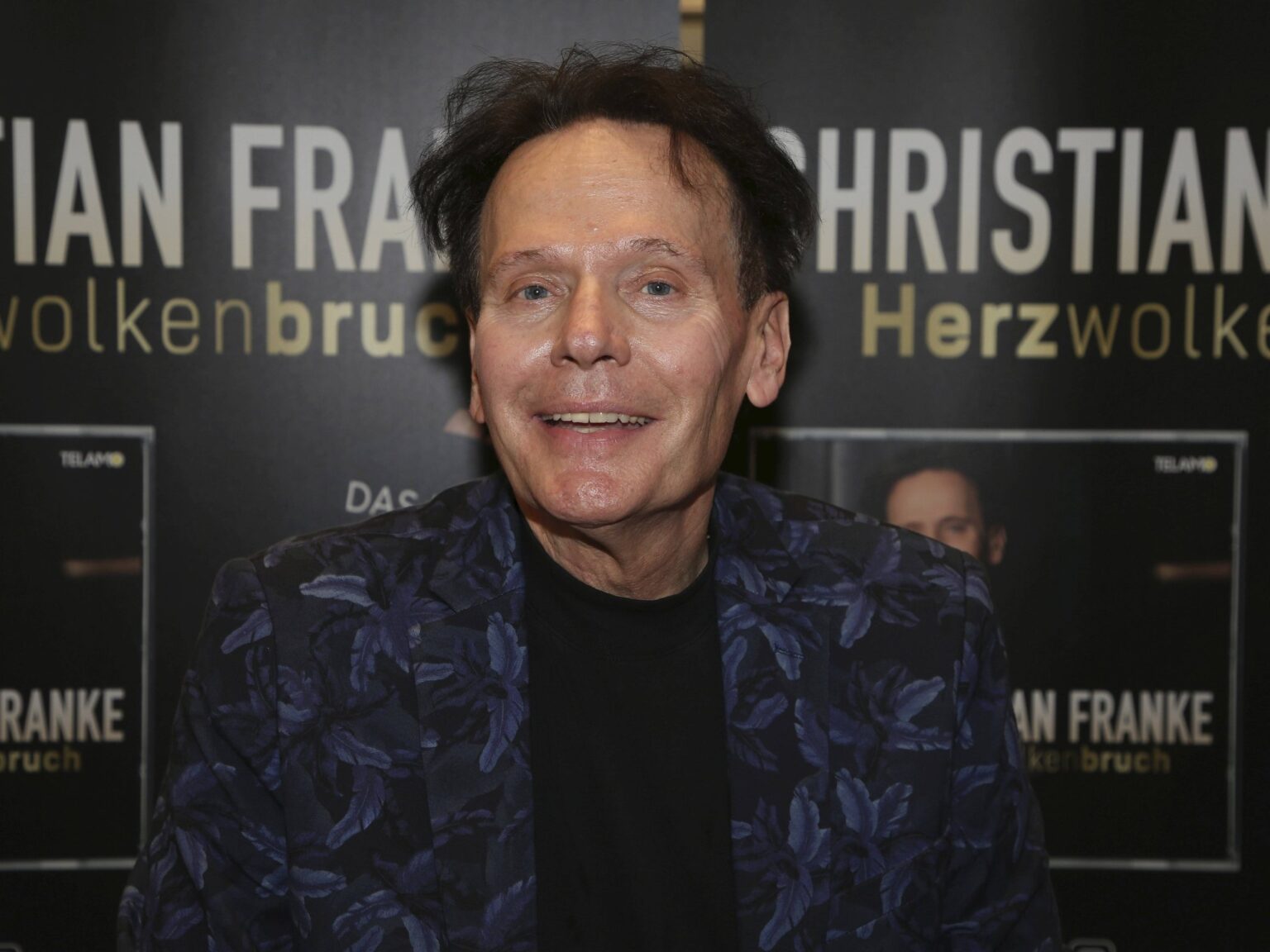 Schlagersänger Christian Franke lächelnd bei einem Auftritt mit Autogrammstunde in Magdeburg