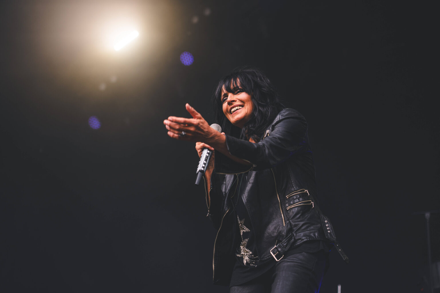 Nena singt live auf der Bühne bei einem Konzertauftritt