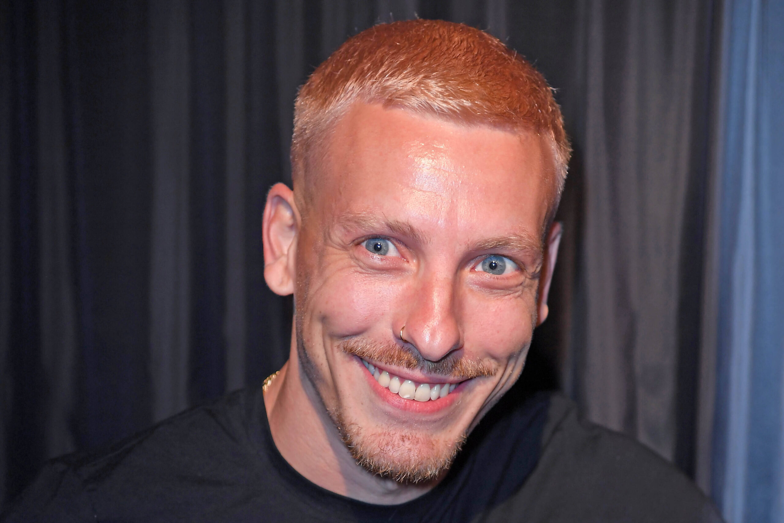 Felix Lobrecht bei der Enthüllung seiner Wachsfigur im Madame Tussauds Berlin