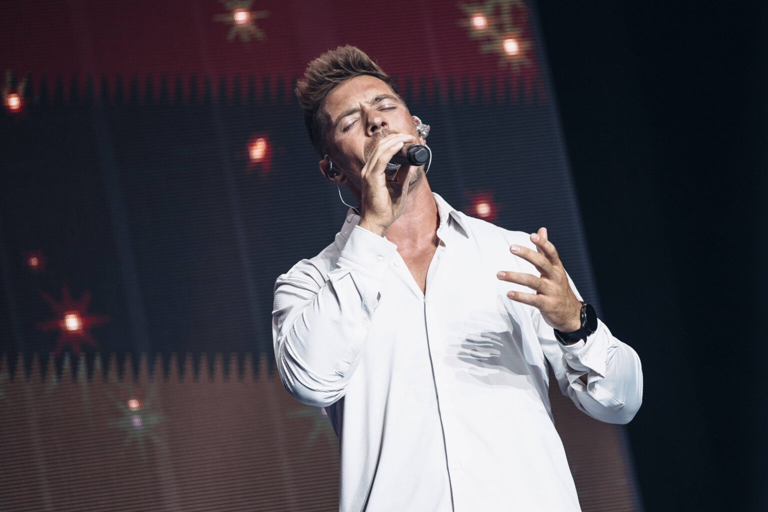 Schlagerstar Ramon Roselly bei einem Live-Auftritt am Mikrofon