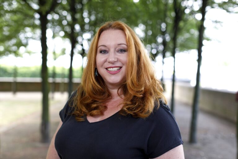 Rebecca Siemoneit-Barum, bekannt als „Iffi" aus der „Lindenstraße", bei einem Event