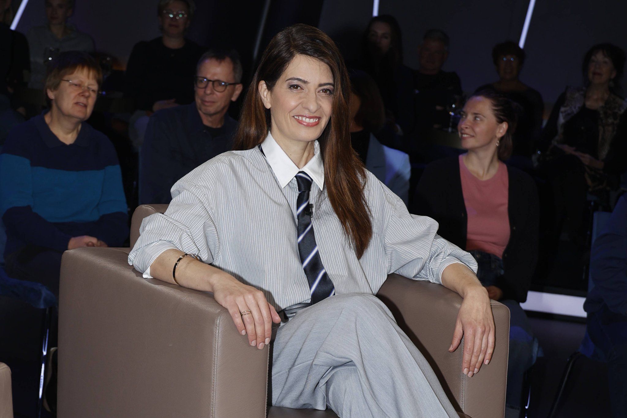 Linda Zervakis als Gast in der NDR Talk Show im Studio Hamburg
