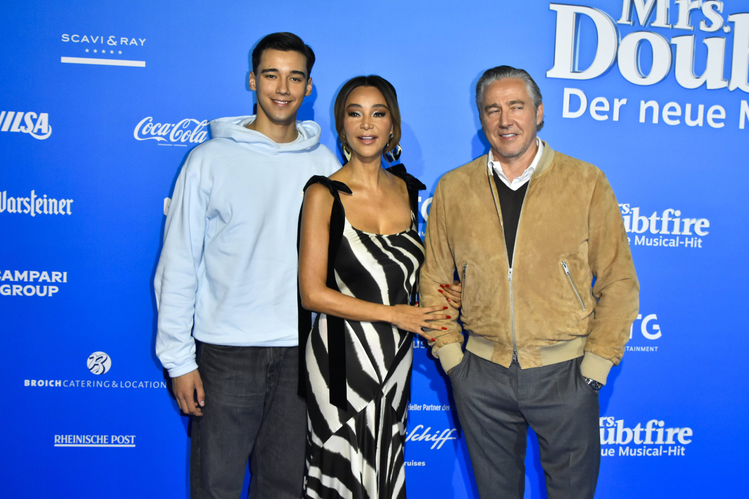 Verona Pooth mit Sohn Diego Pooth und Ehemann Franjo Pooth bei einer Filmpremiere in Düsseldorf
