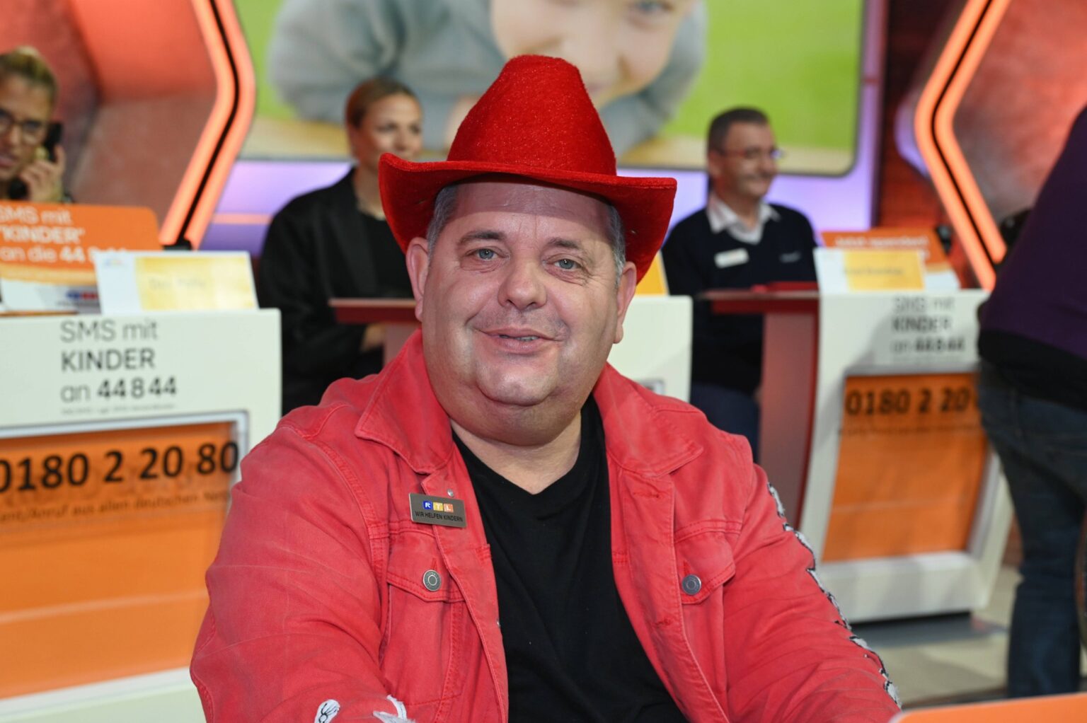 Schlagersänger Markus Becker mit rotem Cowboyhut beim RTL-Spendenmarathon 2025