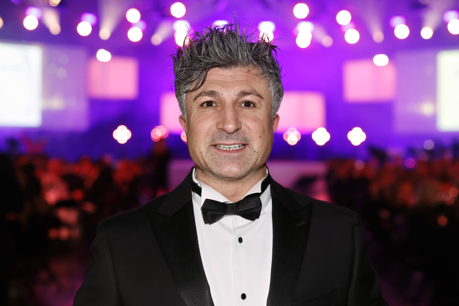Lotto-Chico Kürşat Yıldırım lächelt bei einer Gala in Dortmund