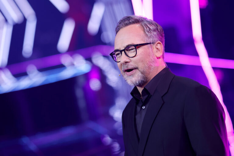 Matthias Opdenhövel moderiert The Masked Singer auf ProSieben