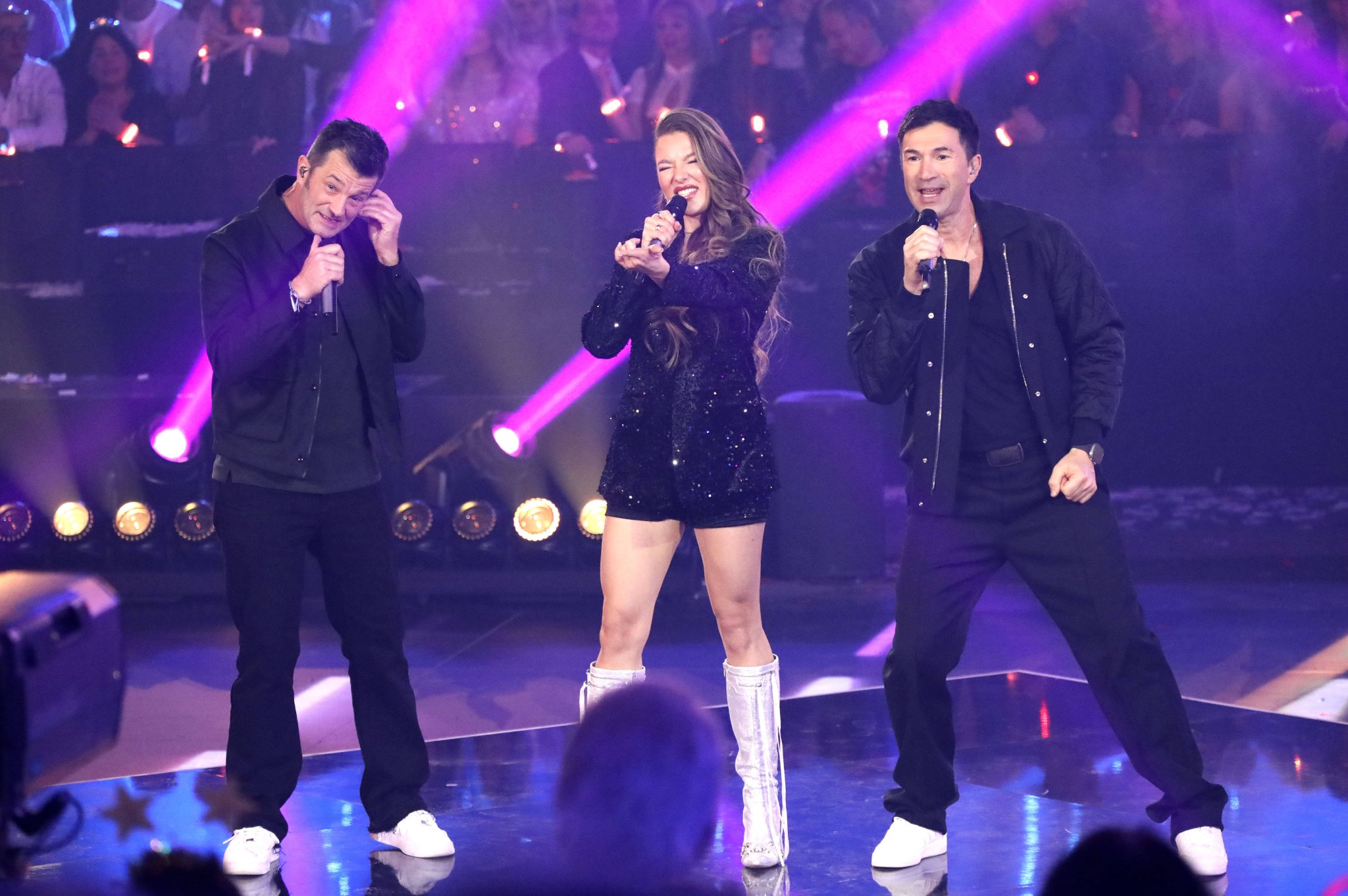 Joelina Drews, Lucas Cordalis und Achim Petry gemeinsam auf der Bühne beim Silvester-Schlagerboom