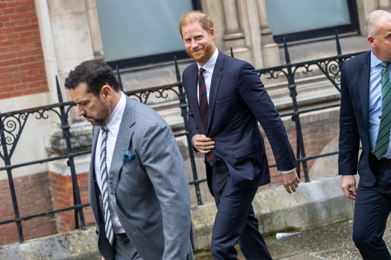 Prinz Harry verlässt die Royal Courts of Justice in London während des Prozesses gegen den Daily-Mail-Verlag