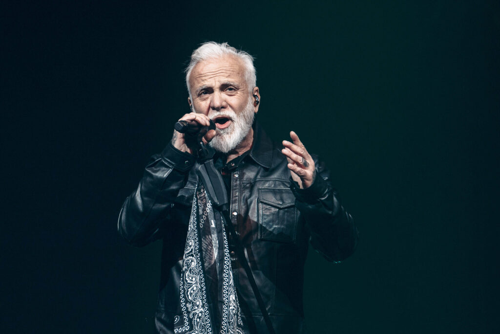 Nino de Angelo singt live auf der Bühne bei einem Konzert seiner Tour 2026