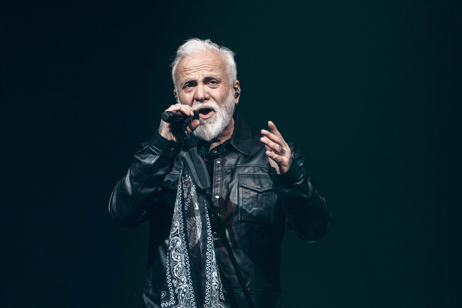 Nino de Angelo singt live auf der Bühne bei einem Konzert seiner Tour 2026