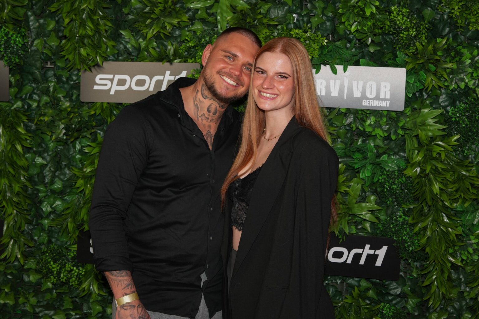 Nico Legat mit seiner Partnerin Laura Parrinello auf dem roten Teppich einer Reality-Show-Premiere in Köln