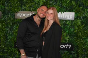 Nico Legat mit seiner Partnerin Laura Parrinello auf dem roten Teppich einer Reality-Show-Premiere in Köln