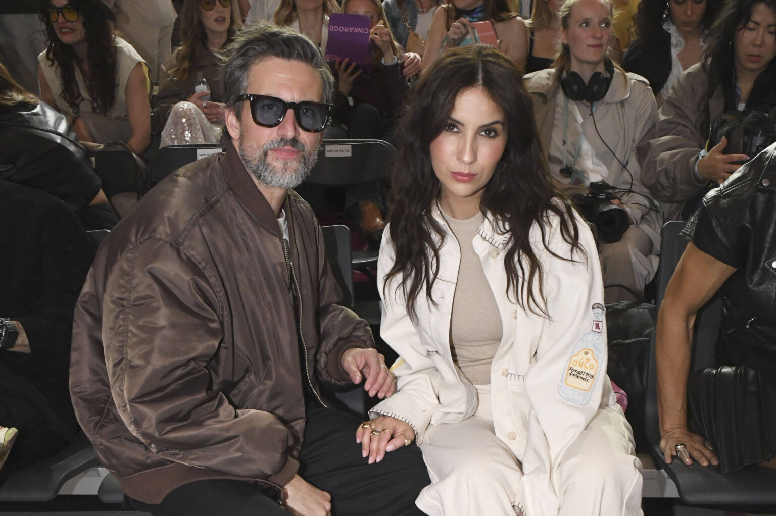 Chryssanthi Kavazi und Tom Beck lächeln gemeinsam bei einem Event in Berlin