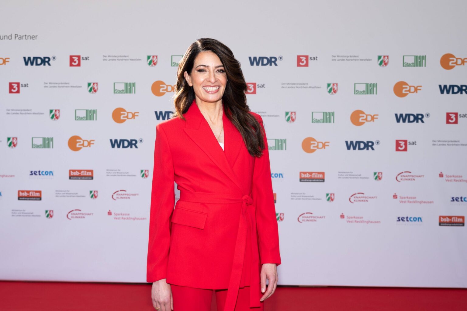 Linda Zervakis lächelt bei der Verleihung des Grimme-Preises 2026 in Marl in die Kamera