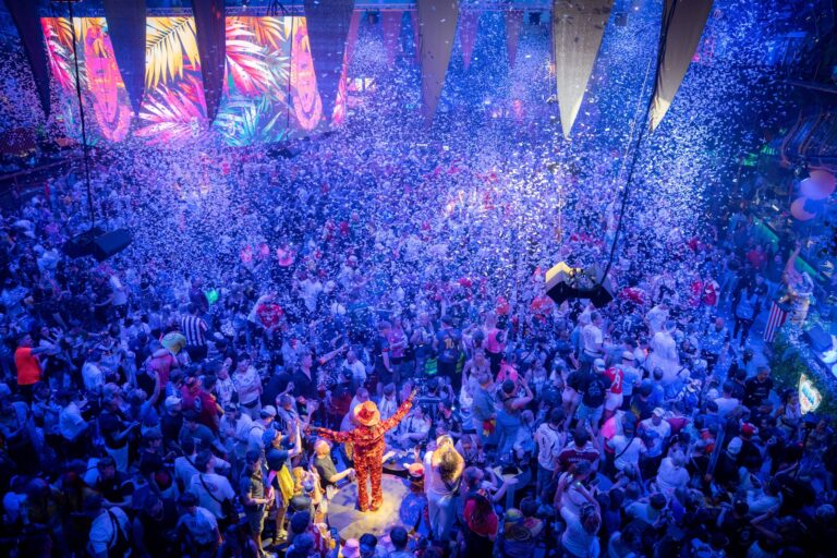 Feiernde Partygäste beim Saison-Opening 2026 im Megapark an der Playa de Palma auf Mallorca