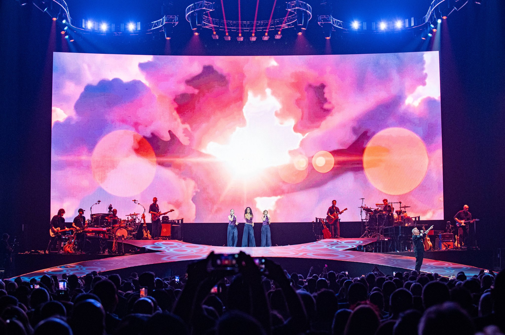 Eros Ramazzotti mit Gitarre bei seinem Konzert in der Arena Zagreb im April 2026