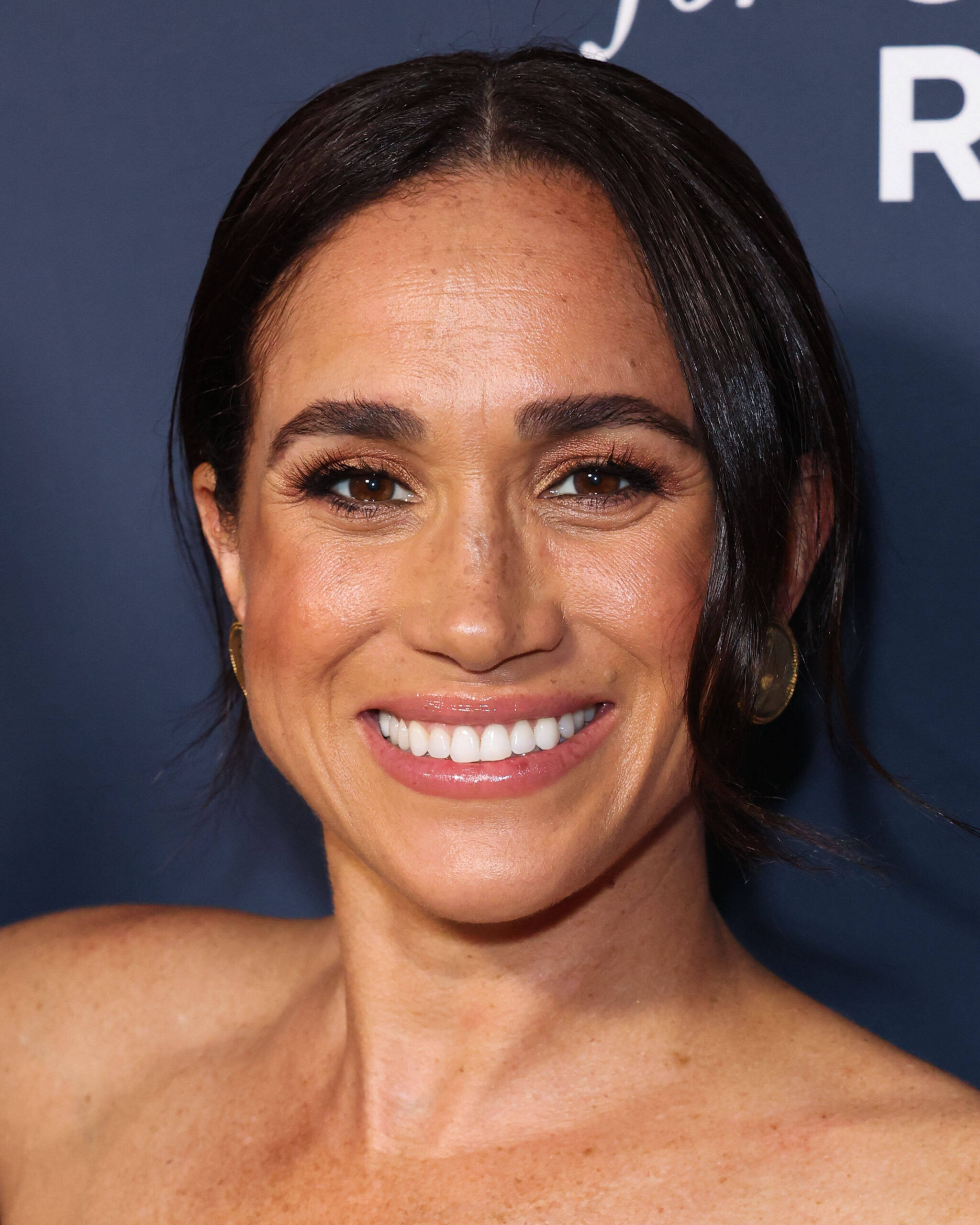Herzogin Meghan lächelt bei einem Red-Carpet-Auftritt in Beverly Hills