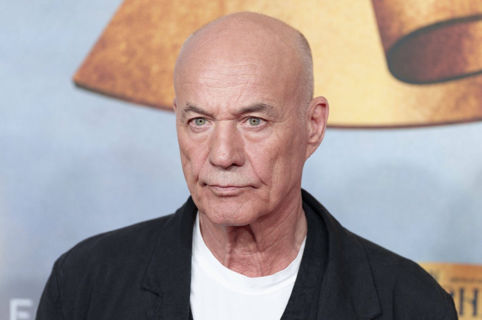 Heiner Lauterbach mit Glatze und grauem Bart bei einer Filmpremiere in München