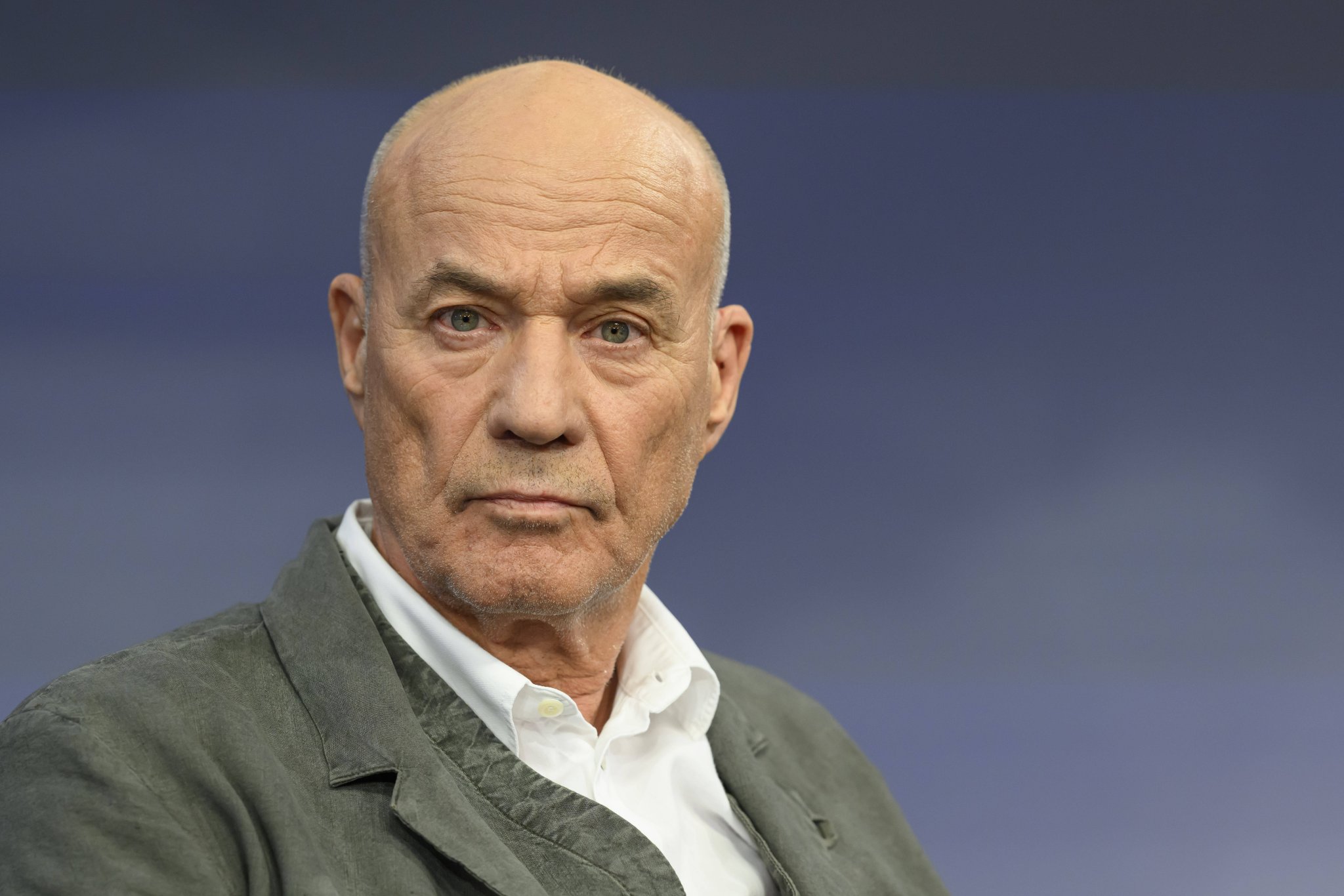 Heiner Lauterbach mit Glatze und grauem Bart als Talkshow-Gast bei Maischberger in Berlin