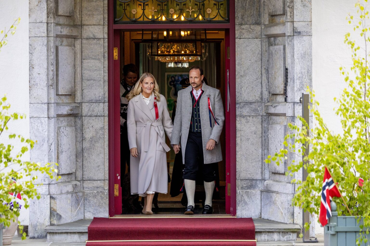 Kronprinzessin Mette-Marit und Kronprinz Haakon von Norwegen lächeln gemeinsam bei einem Auftritt in ihrer Residenz Skaugum