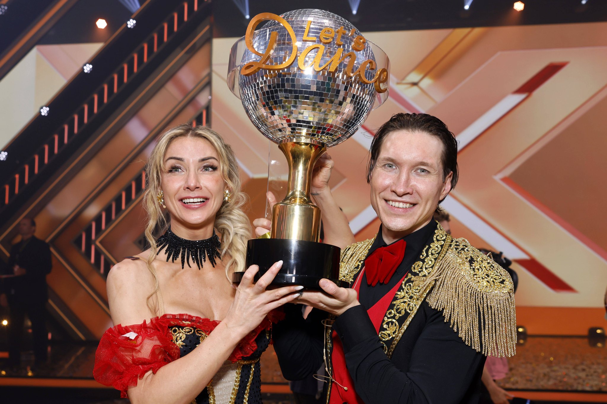 Anna-Carina Woitschack und Evgeny Vinokurov feiern ihren Sieg im Finale von „Let's Dance