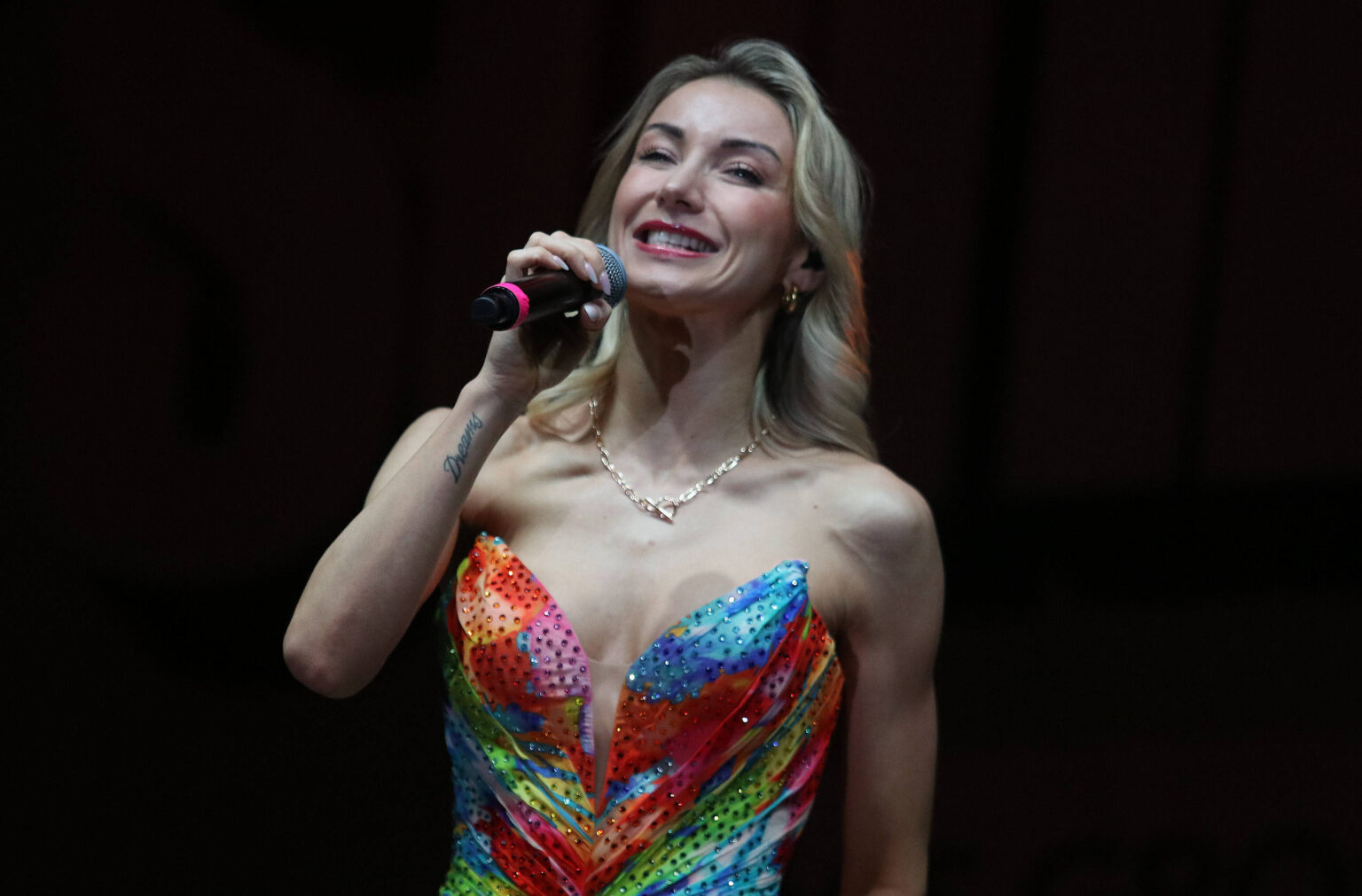 Anna-Carina Woitschack singt beim SchlagerOlymp 2026 auf der Bühne in Berlin