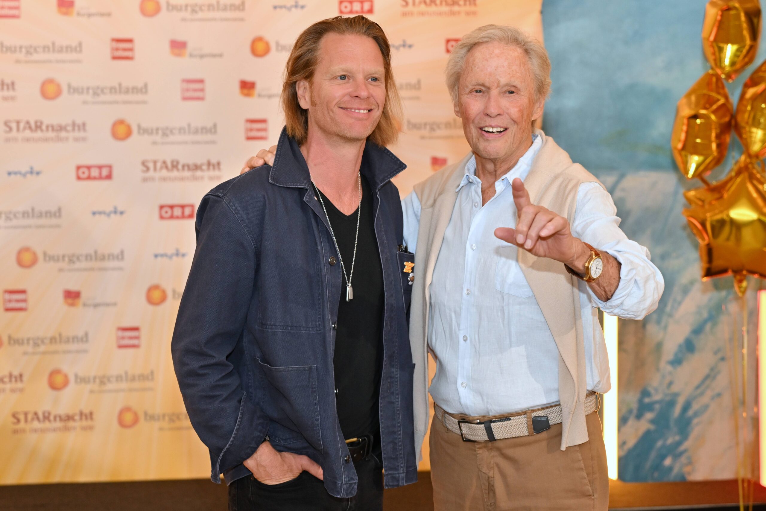 Peter Kraus und Sohn Mike Kraus nebeneinander auf der Bühne bei der Starnacht am Neusiedler See 2026