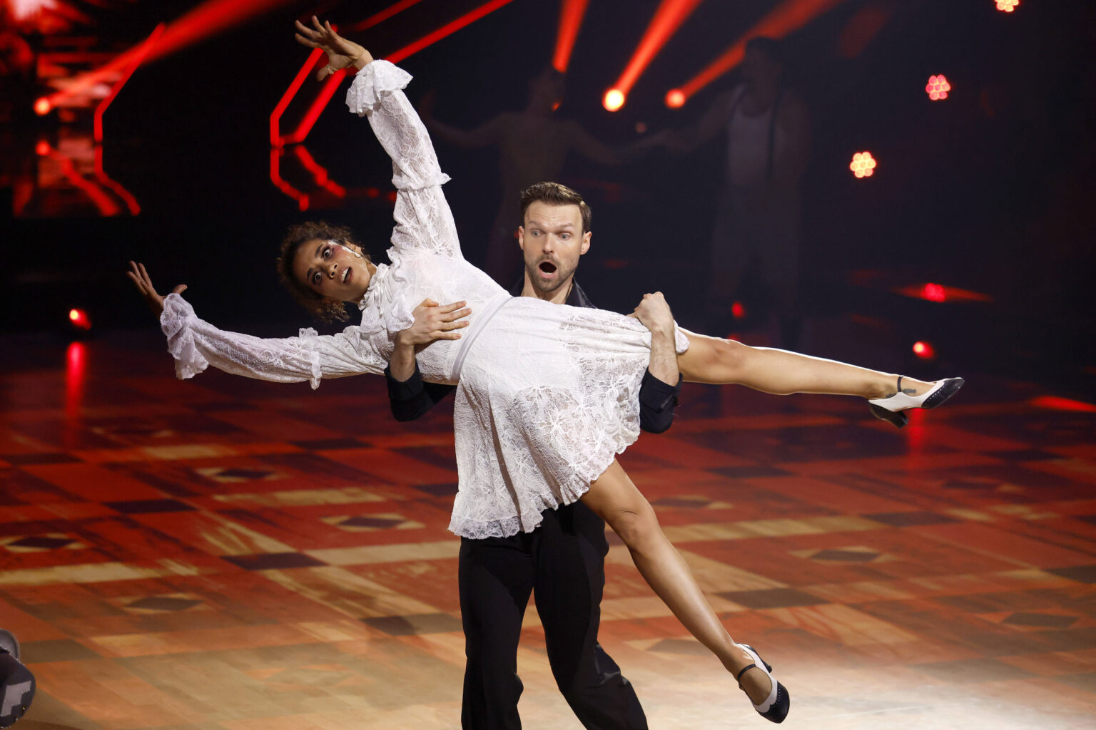 Nadja Benaissa und Tänzer Vadim Garbuzov im Finale von Let's Dance 2026