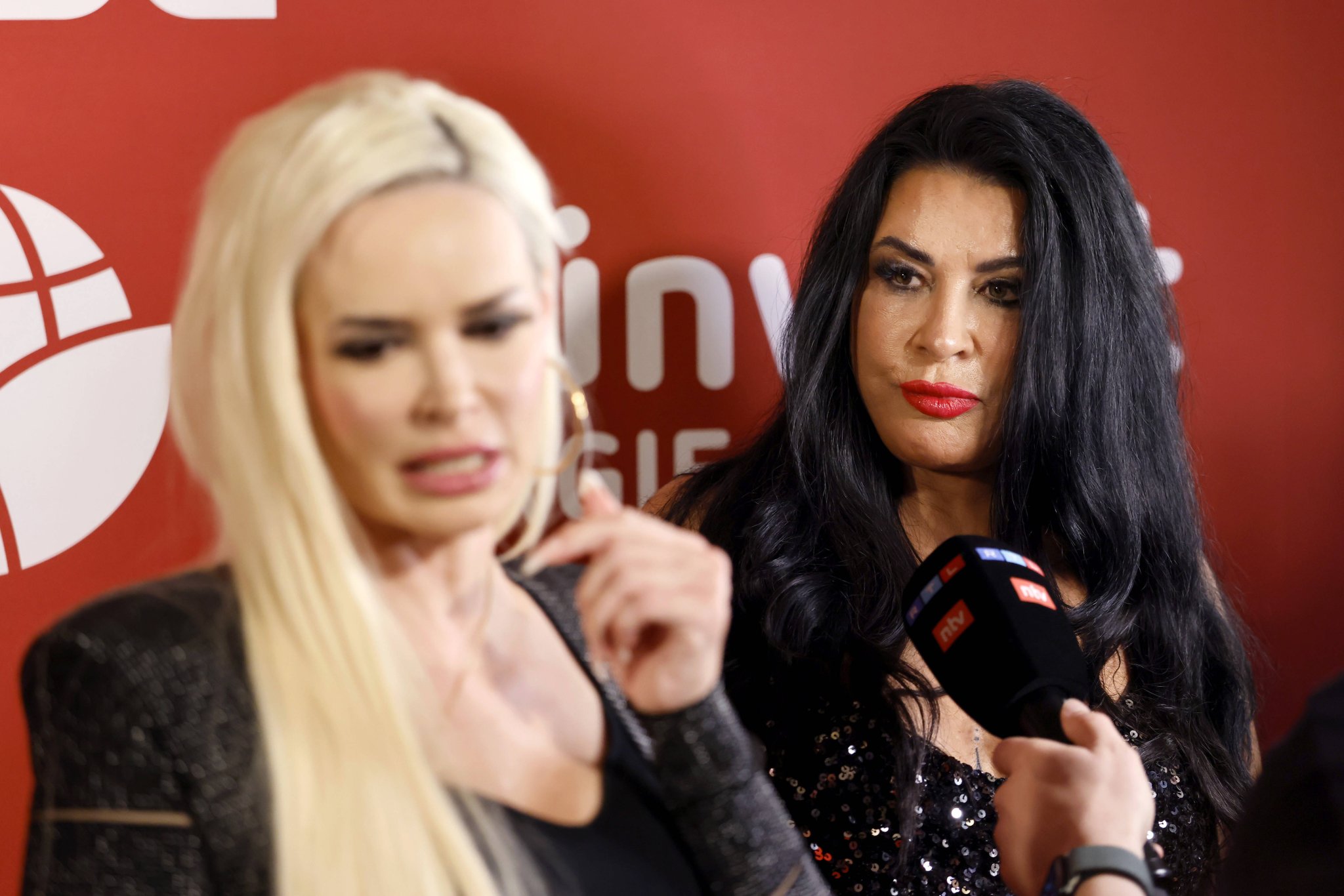 Daniela Katzenberger und ihre Mutter Iris Klein auf dem roten Teppich in Düsseldorf