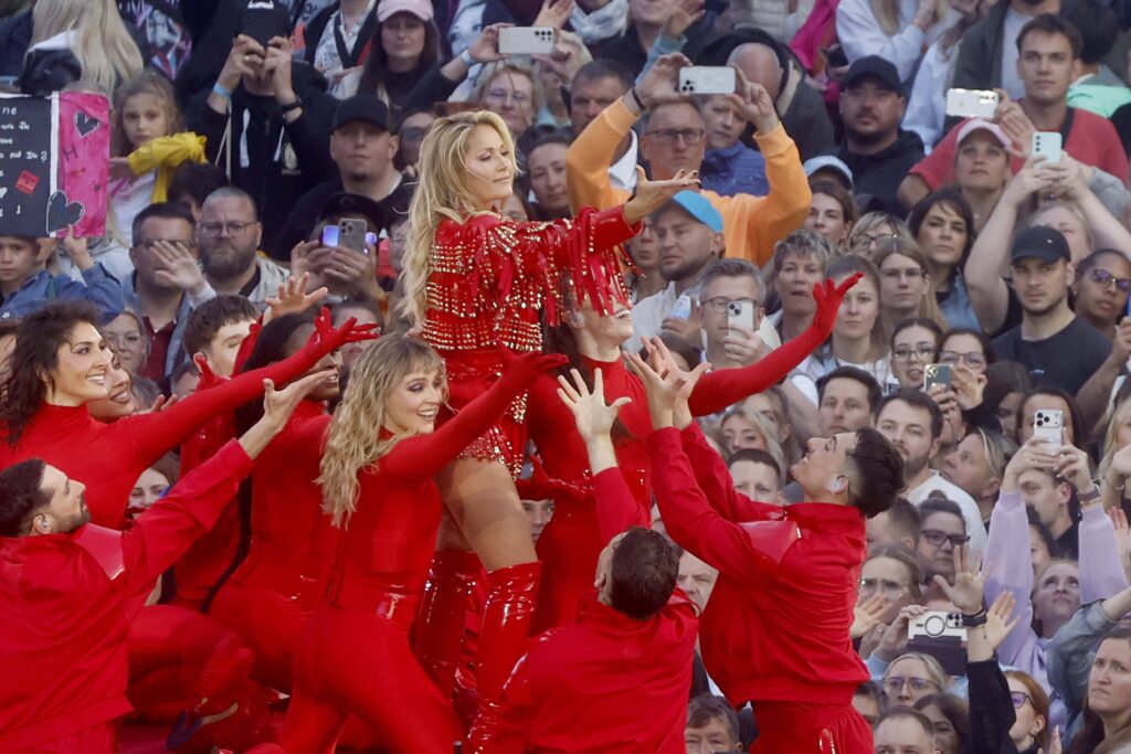 Helene Fischer performt live im Olympiastadion Berlin während ihrer 360°-Tour