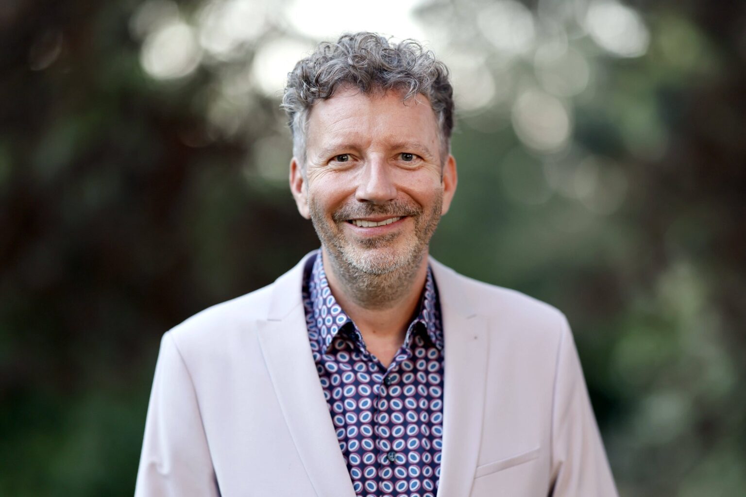 Moderator Thorsten Schorn beim Sommerfest der Film- und Medienstiftung NRW in Köln