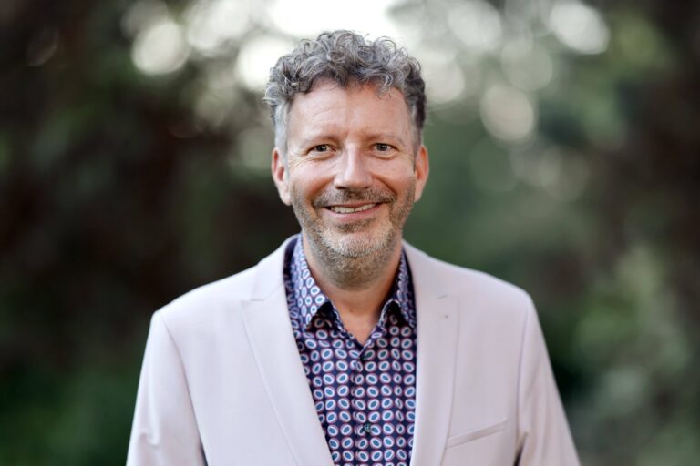 Moderator Thorsten Schorn beim Sommerfest der Film- und Medienstiftung NRW in Köln