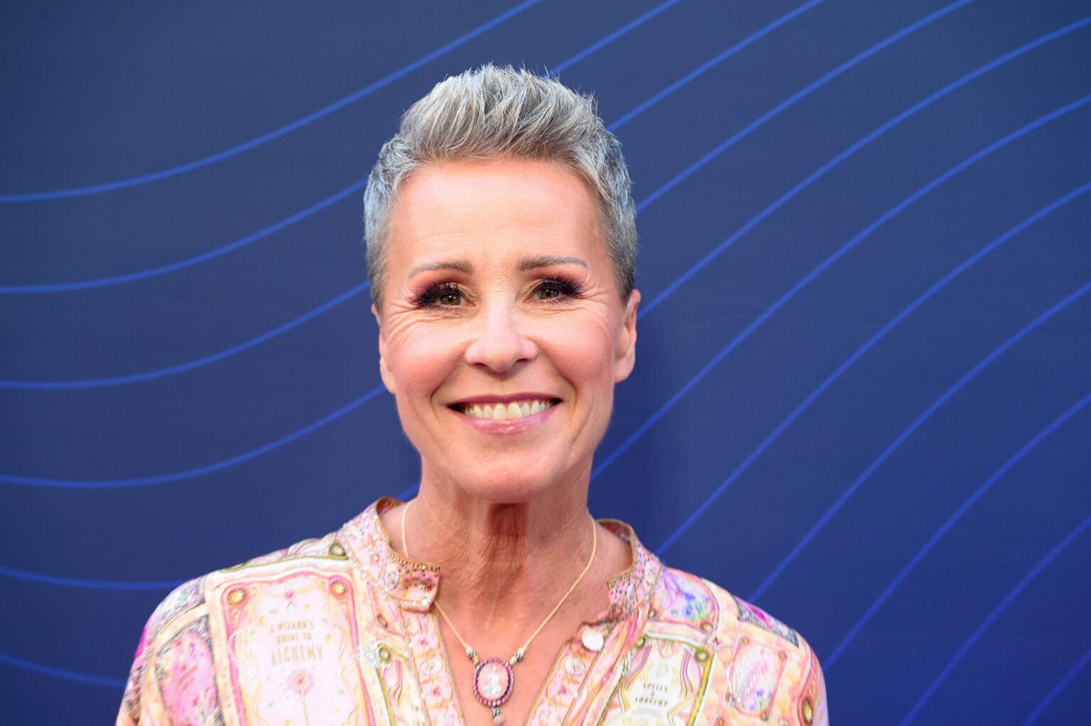 Sonja Zietlow lächelt bei einer Veranstaltung in die Kamera