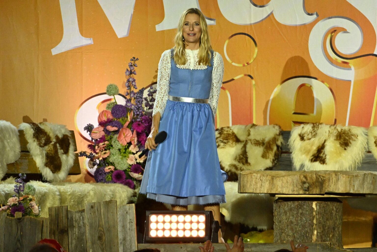Stefanie Hertel singt bei einem Sommer-Open-Air auf der Bühne
