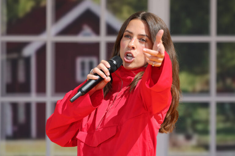 Vanessa Mai lächelnd auf der Bühne der ARD-Show Immer wieder sonntags