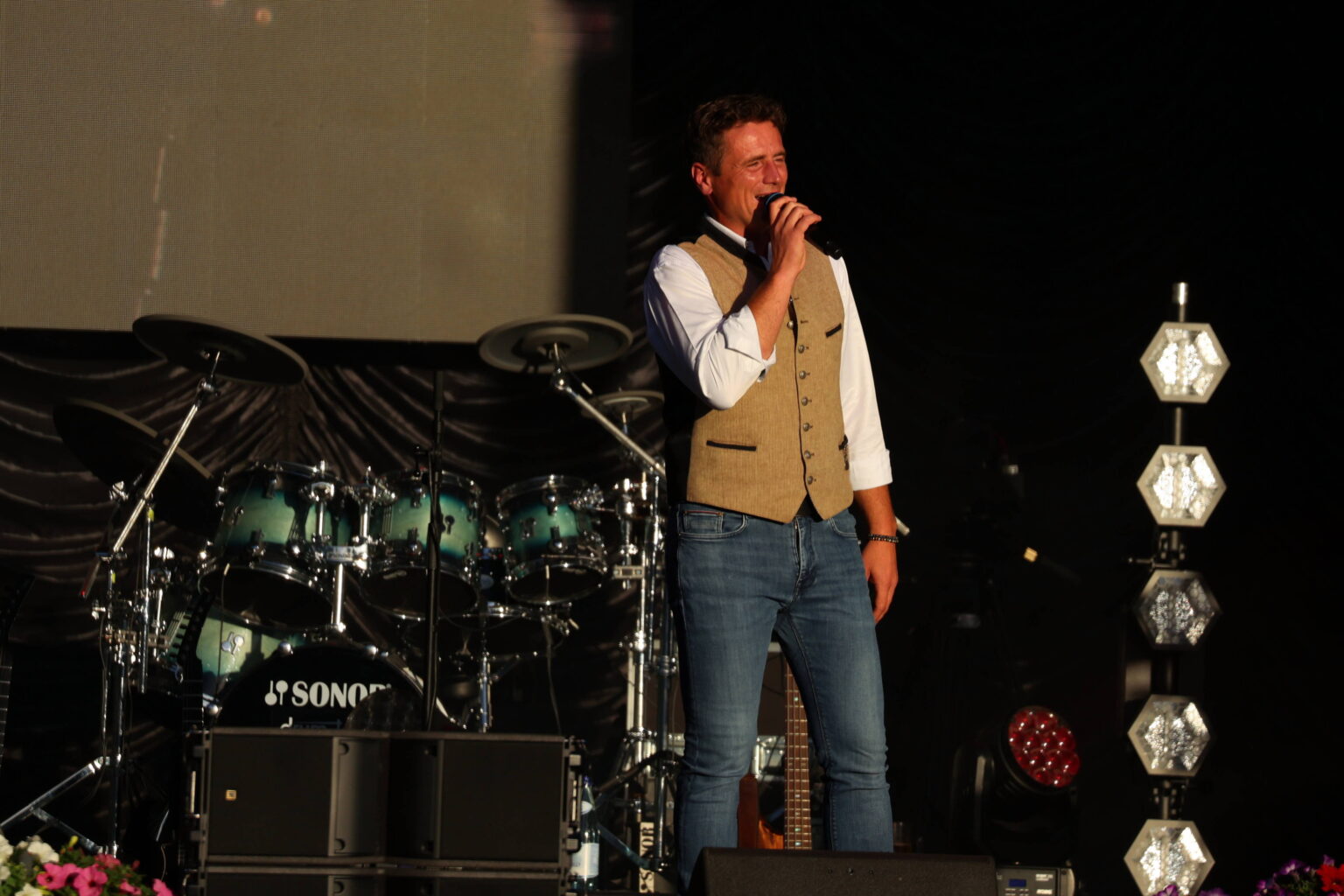 Schlagersänger Alexander Rier bei einem Auftritt beim Kastelruther Spatzen Open Air 2026