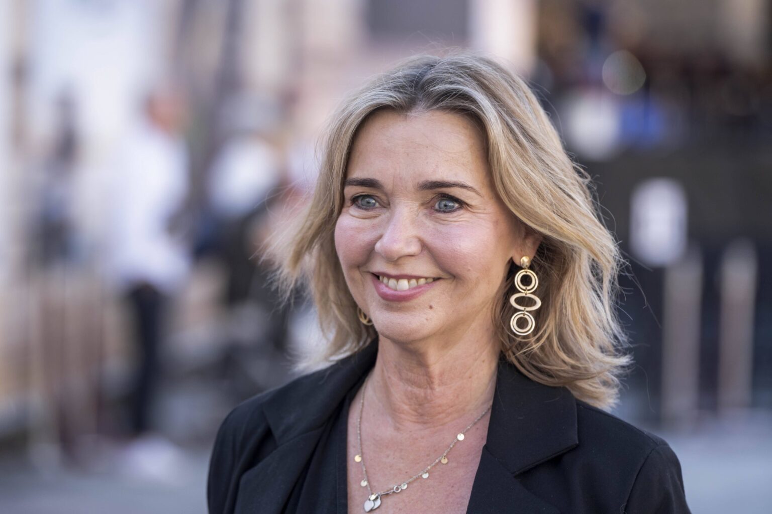 Tina Ruland lächelt bei der Eröffnung des Classic Open Air 2026 am Gendarmenmarkt in Berlin in die Kamera