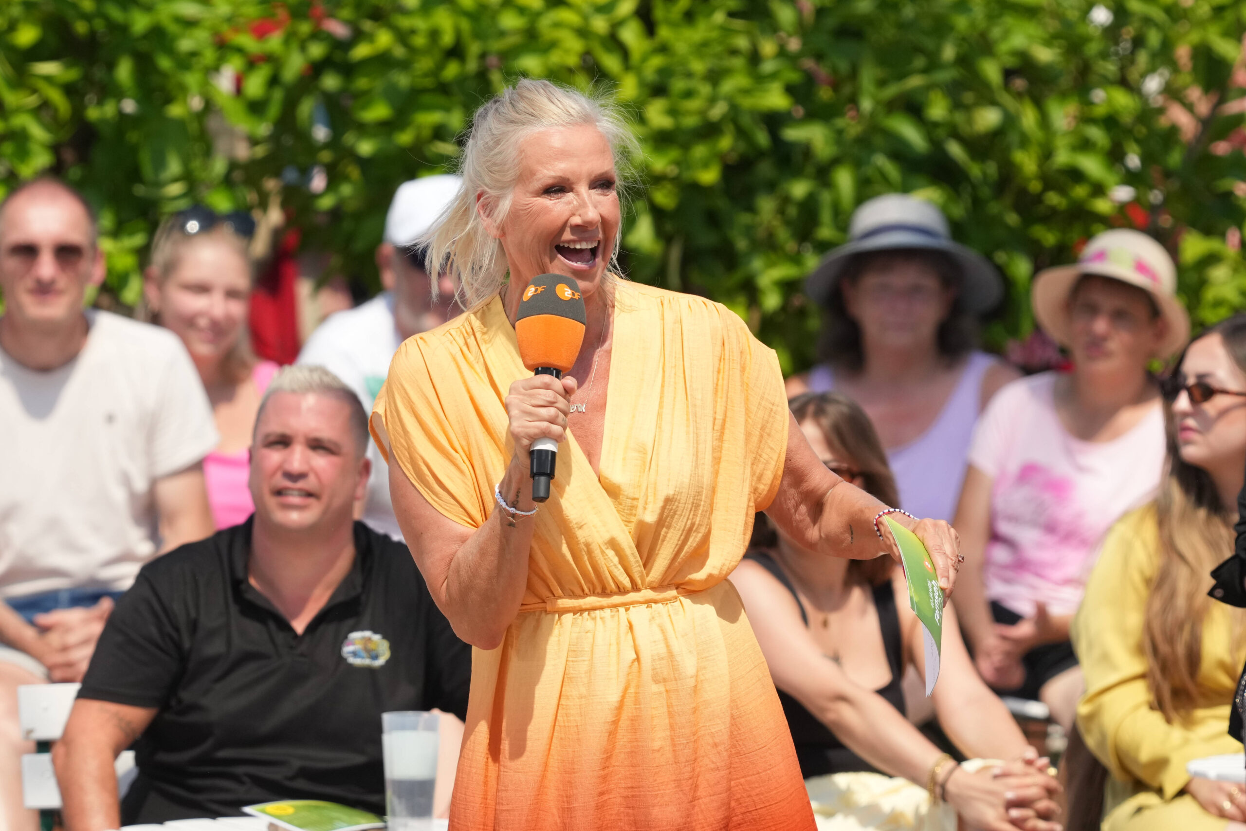 Andrea Kiewel moderiert lächelnd den ZDF-Fernsehgarten in Mainz